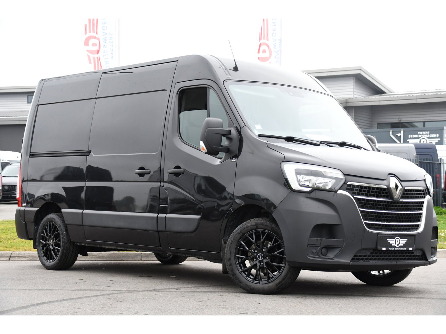 Renault Master T35 2.3 dCi 150 L2H2 Black Edition Cruise, Camera, Carplay, 136pk, Automaat Multimedia, LED, NAVI, Trekhaak, Uniek!