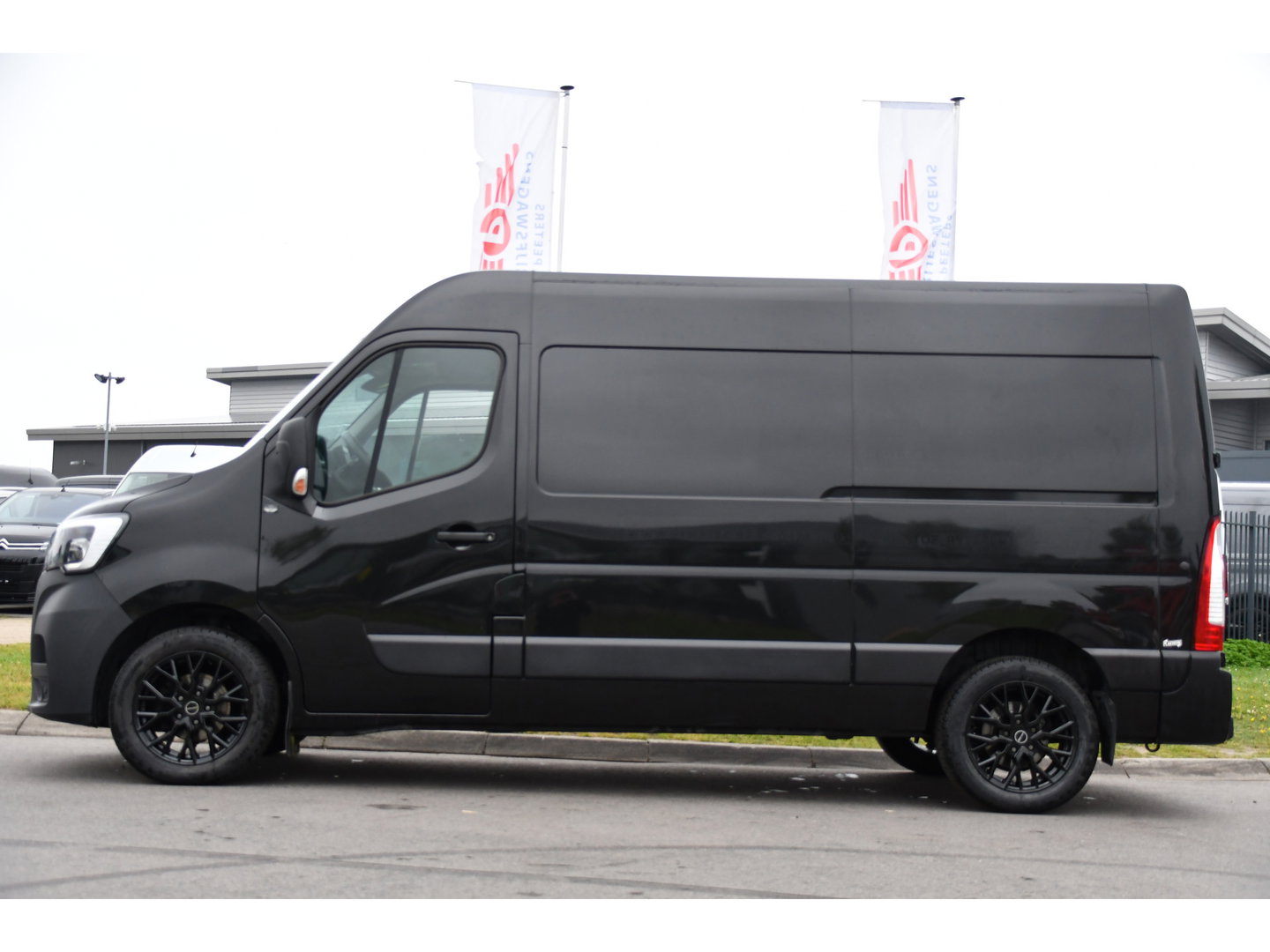 Renault Master T35 2.3 dCi 150 L2H2 Black Edition Cruise, Camera, Carplay, 136pk, Automaat Multimedia, LED, NAVI, Trekhaak, Uniek!