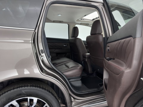 Mitsubishi Outlander 2.0 PHEV instyle+ Aut *PANO | LEATHER | FULL-LED | NAVI-FULLMAP | KEYLESS | TOPVIEW | HEATED-COMFORTSEATS | ECC | SHIFT-PADDLES | PDC | CRUISE | PRIVACY-GLASS | DAB | TOWBAR | 18''ALU*