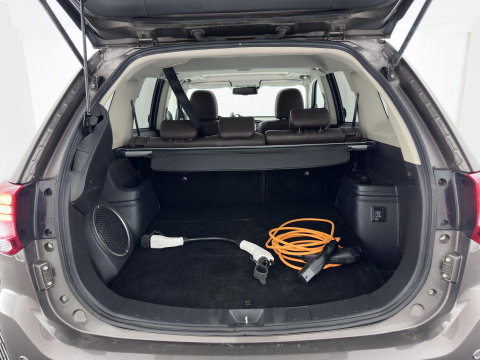 Mitsubishi Outlander 2.0 PHEV instyle+ Aut *PANO | LEATHER | FULL-LED | NAVI-FULLMAP | KEYLESS | TOPVIEW | HEATED-COMFORTSEATS | ECC | SHIFT-PADDLES | PDC | CRUISE | PRIVACY-GLASS | DAB | TOWBAR | 18''ALU*