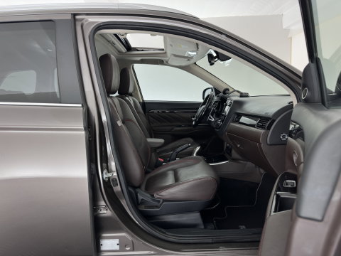 Mitsubishi Outlander 2.0 PHEV instyle+ Aut *PANO | LEATHER | FULL-LED | NAVI-FULLMAP | KEYLESS | TOPVIEW | HEATED-COMFORTSEATS | ECC | SHIFT-PADDLES | PDC | CRUISE | PRIVACY-GLASS | DAB | TOWBAR | 18''ALU*