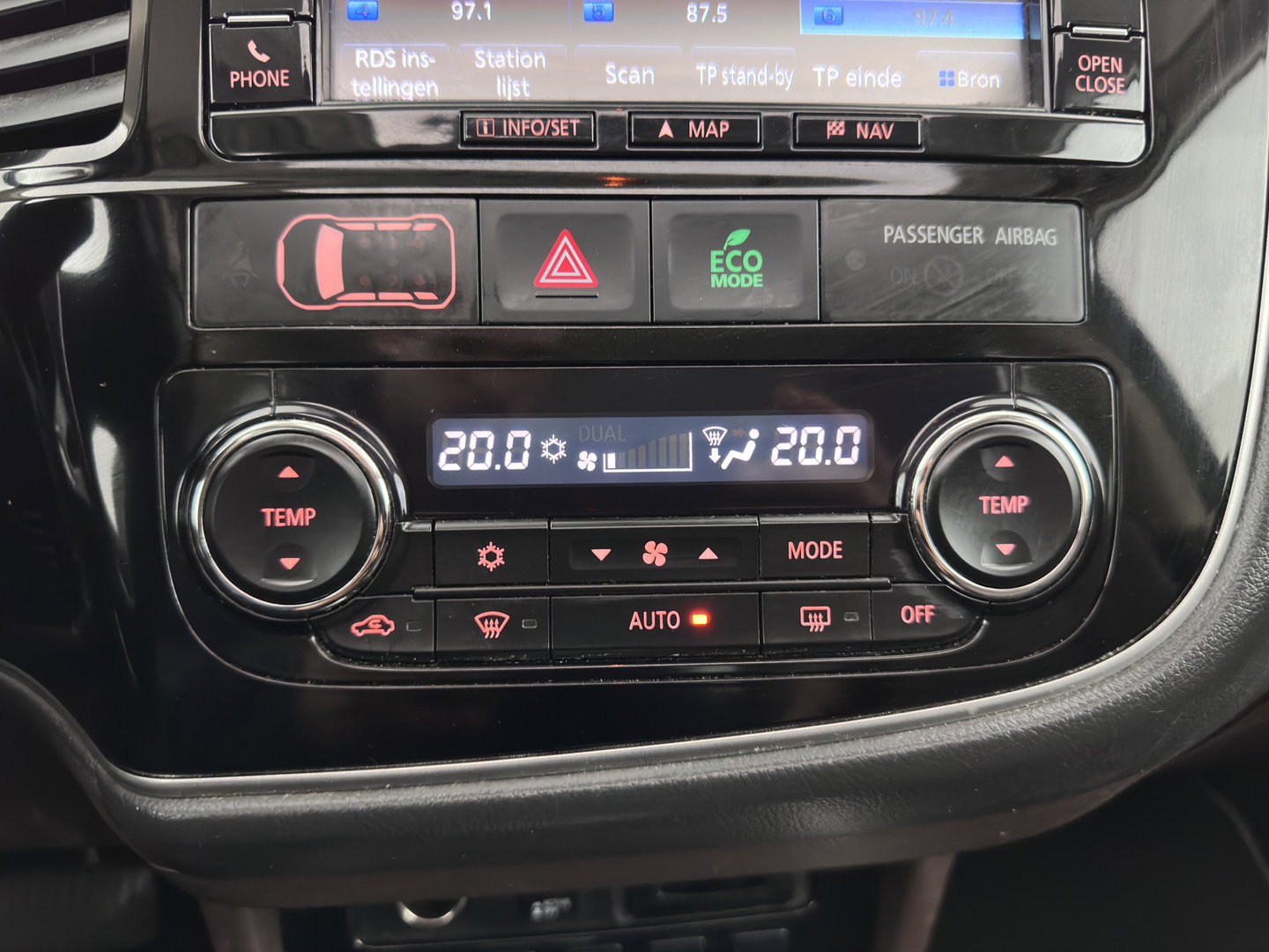 Mitsubishi Outlander 2.0 PHEV instyle+ Aut *PANO | LEATHER | FULL-LED | NAVI-FULLMAP | KEYLESS | TOPVIEW | HEATED-COMFORTSEATS | ECC | SHIFT-PADDLES | PDC | CRUISE | PRIVACY-GLASS | DAB | TOWBAR | 18''ALU*