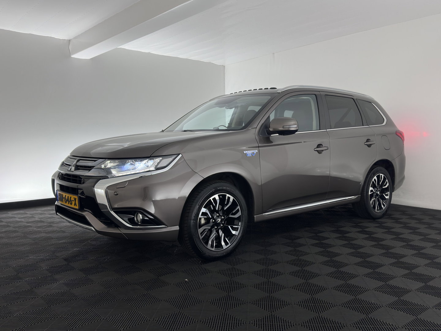 Mitsubishi Outlander 2.0 PHEV instyle+ Aut *PANO | LEATHER | FULL-LED | NAVI-FULLMAP | KEYLESS | TOPVIEW | HEATED-COMFORTSEATS | ECC | SHIFT-PADDLES | PDC | CRUISE | PRIVACY-GLASS | DAB | TOWBAR | 18''ALU*