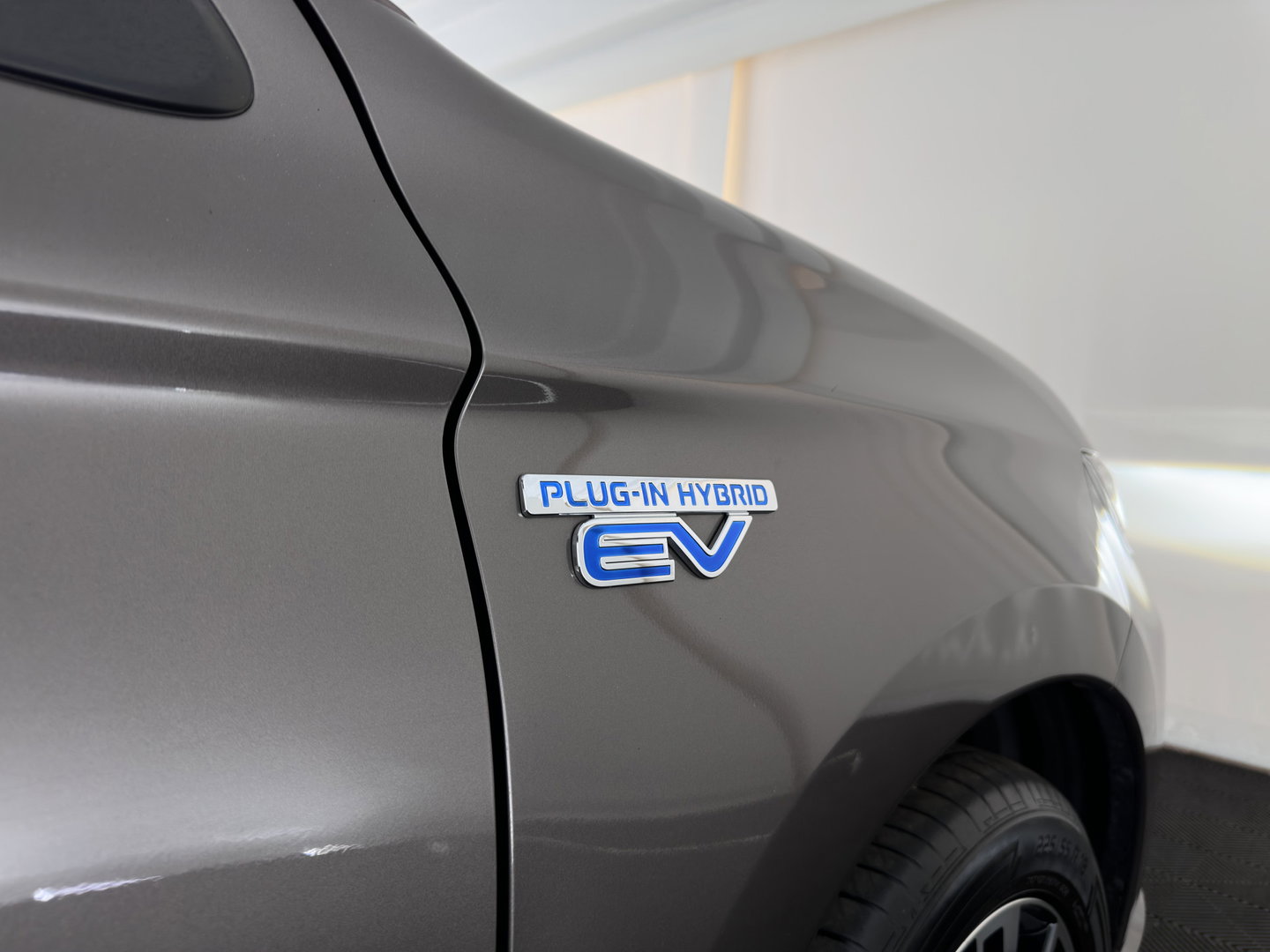 Mitsubishi Outlander 2.0 PHEV instyle+ Aut *PANO | LEATHER | FULL-LED | NAVI-FULLMAP | KEYLESS | TOPVIEW | HEATED-COMFORTSEATS | ECC | SHIFT-PADDLES | PDC | CRUISE | PRIVACY-GLASS | DAB | TOWBAR | 18''ALU*