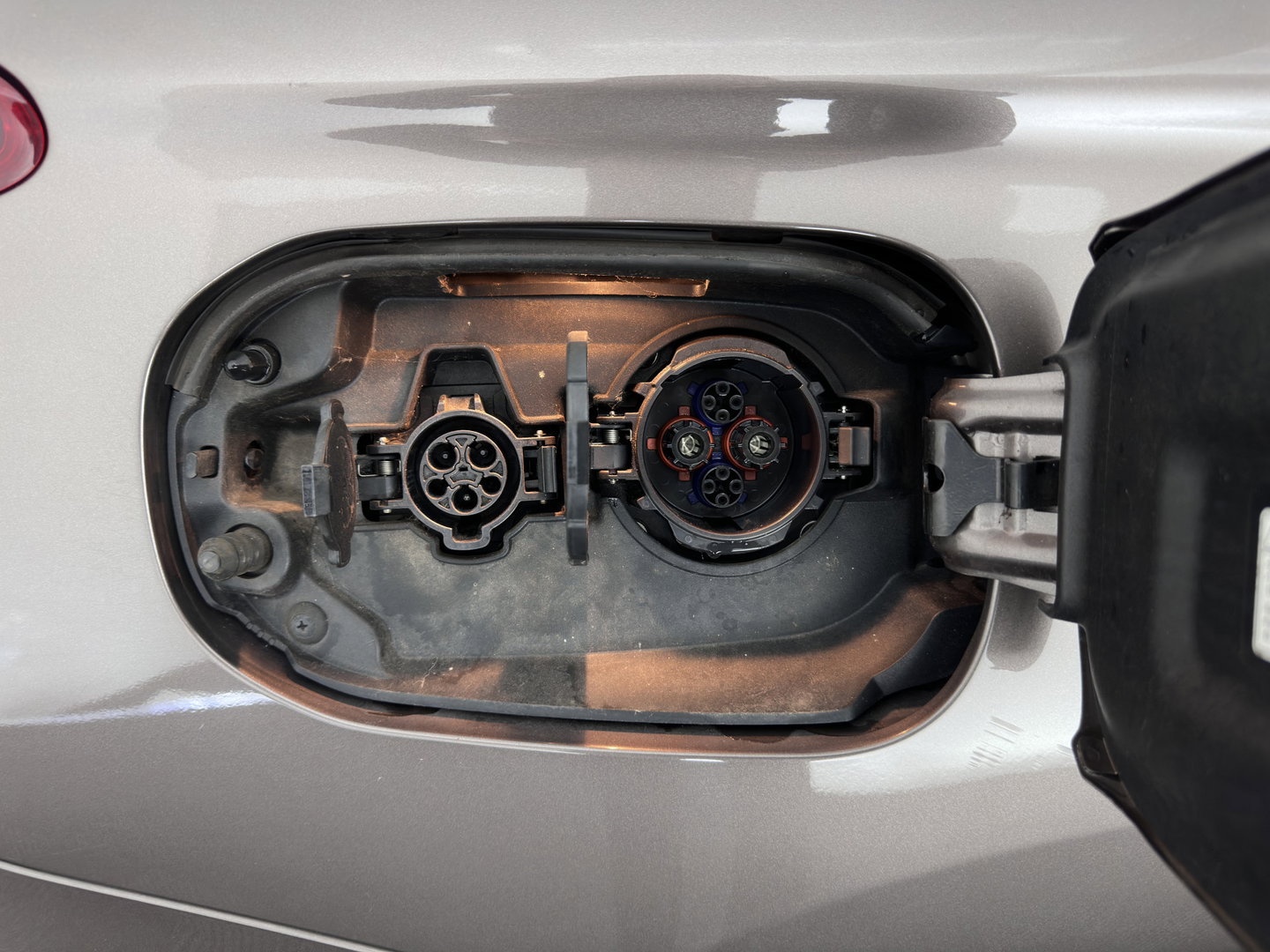 Mitsubishi Outlander 2.0 PHEV instyle+ Aut *PANO | LEATHER | FULL-LED | NAVI-FULLMAP | KEYLESS | TOPVIEW | HEATED-COMFORTSEATS | ECC | SHIFT-PADDLES | PDC | CRUISE | PRIVACY-GLASS | DAB | TOWBAR | 18''ALU*