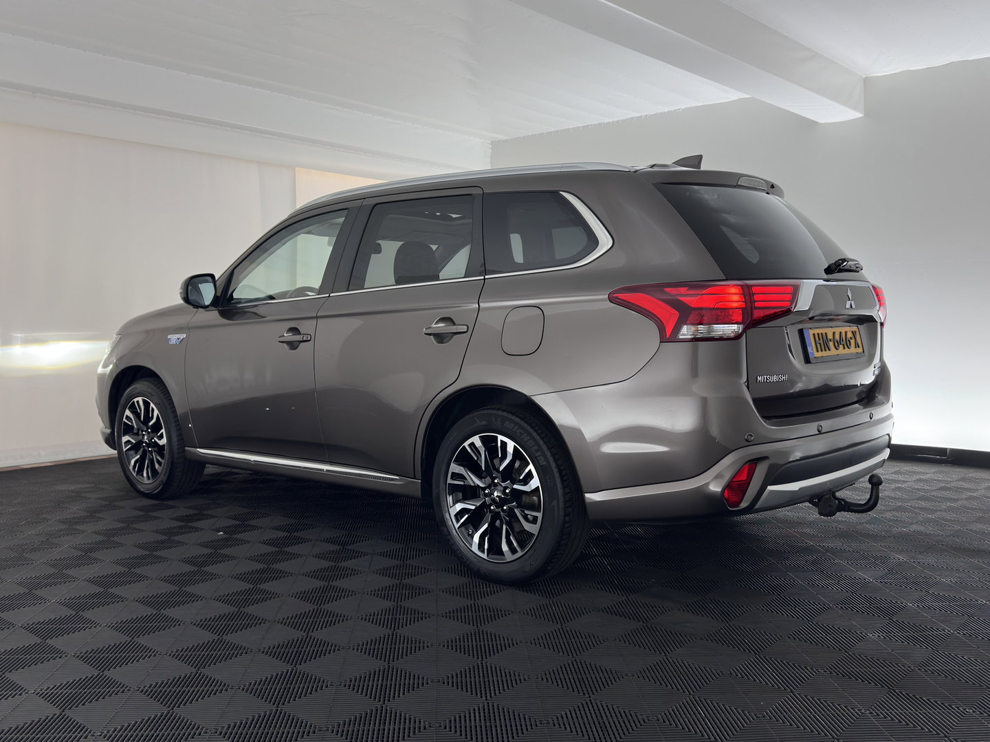Mitsubishi Outlander 2.0 PHEV instyle+ Aut *PANO | LEATHER | FULL-LED | NAVI-FULLMAP | KEYLESS | TOPVIEW | HEATED-COMFORTSEATS | ECC | SHIFT-PADDLES | PDC | CRUISE | PRIVACY-GLASS | DAB | TOWBAR | 18''ALU*