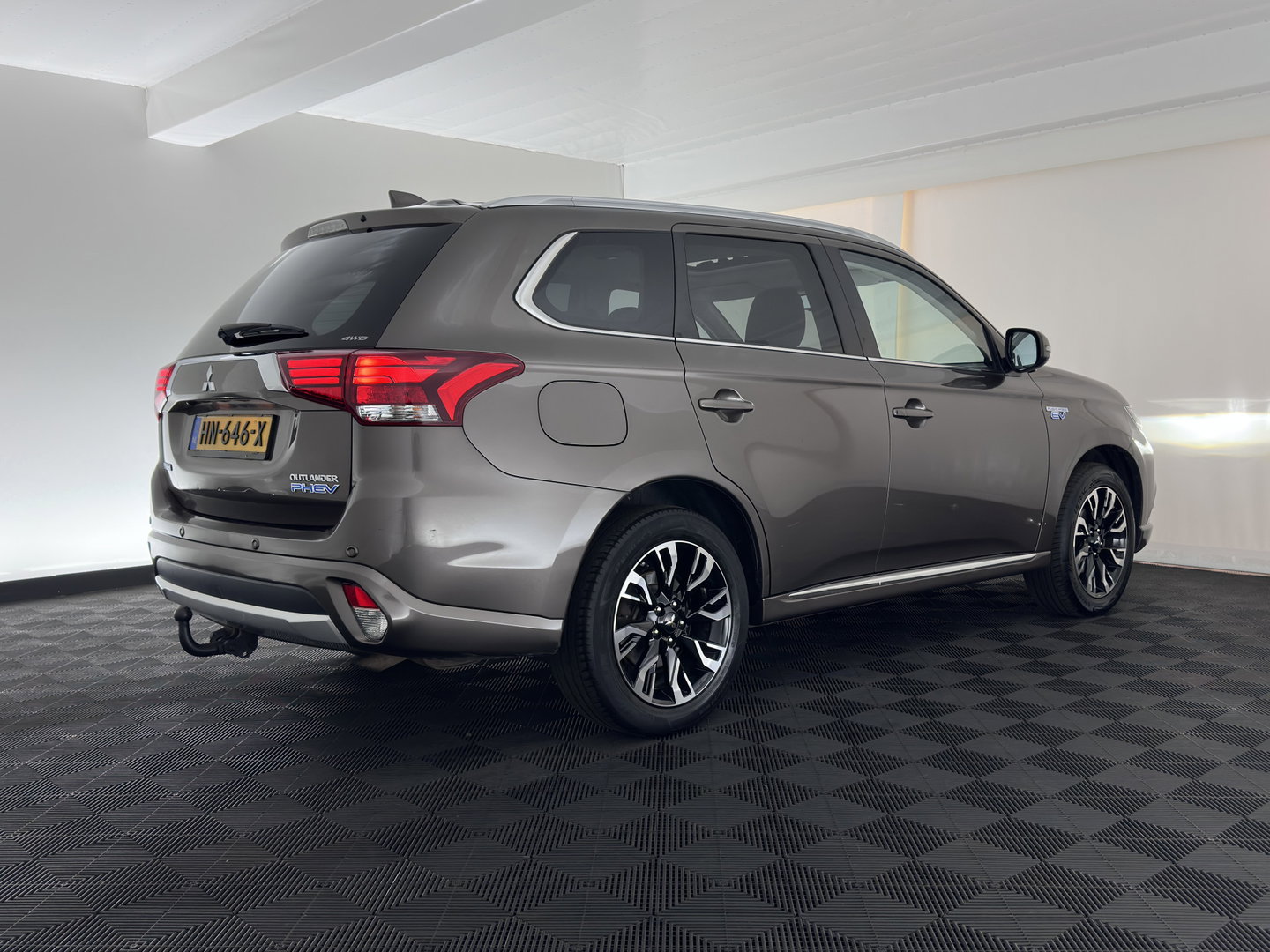 Mitsubishi Outlander 2.0 PHEV instyle+ Aut *PANO | LEATHER | FULL-LED | NAVI-FULLMAP | KEYLESS | TOPVIEW | HEATED-COMFORTSEATS | ECC | SHIFT-PADDLES | PDC | CRUISE | PRIVACY-GLASS | DAB | TOWBAR | 18''ALU*