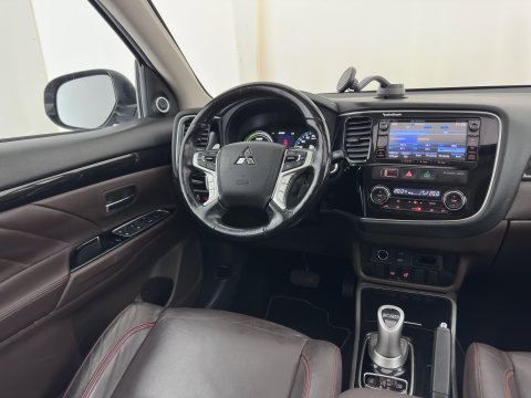 Mitsubishi Outlander 2.0 PHEV instyle+ Aut *PANO | LEATHER | FULL-LED | NAVI-FULLMAP | KEYLESS | TOPVIEW | HEATED-COMFORTSEATS | ECC | SHIFT-PADDLES | PDC | CRUISE | PRIVACY-GLASS | DAB | TOWBAR | 18''ALU*