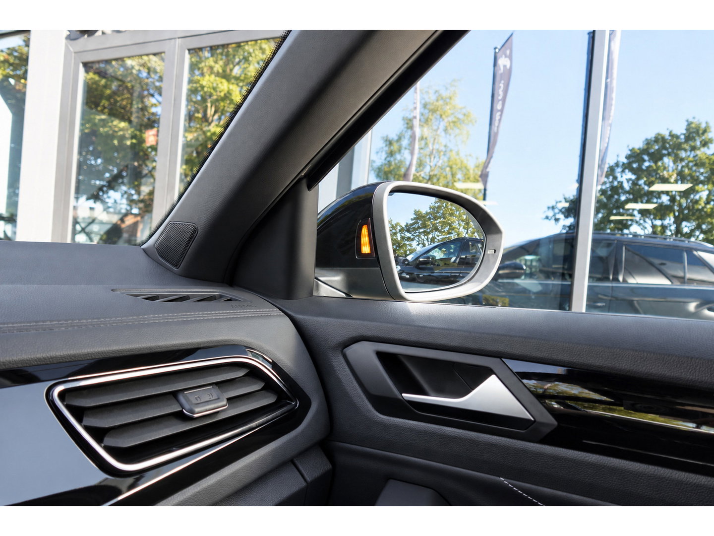 Volkswagen T-Roc 1.5 TSI R-Line Business+ PANO IQ.LIGHT ACC VOL
