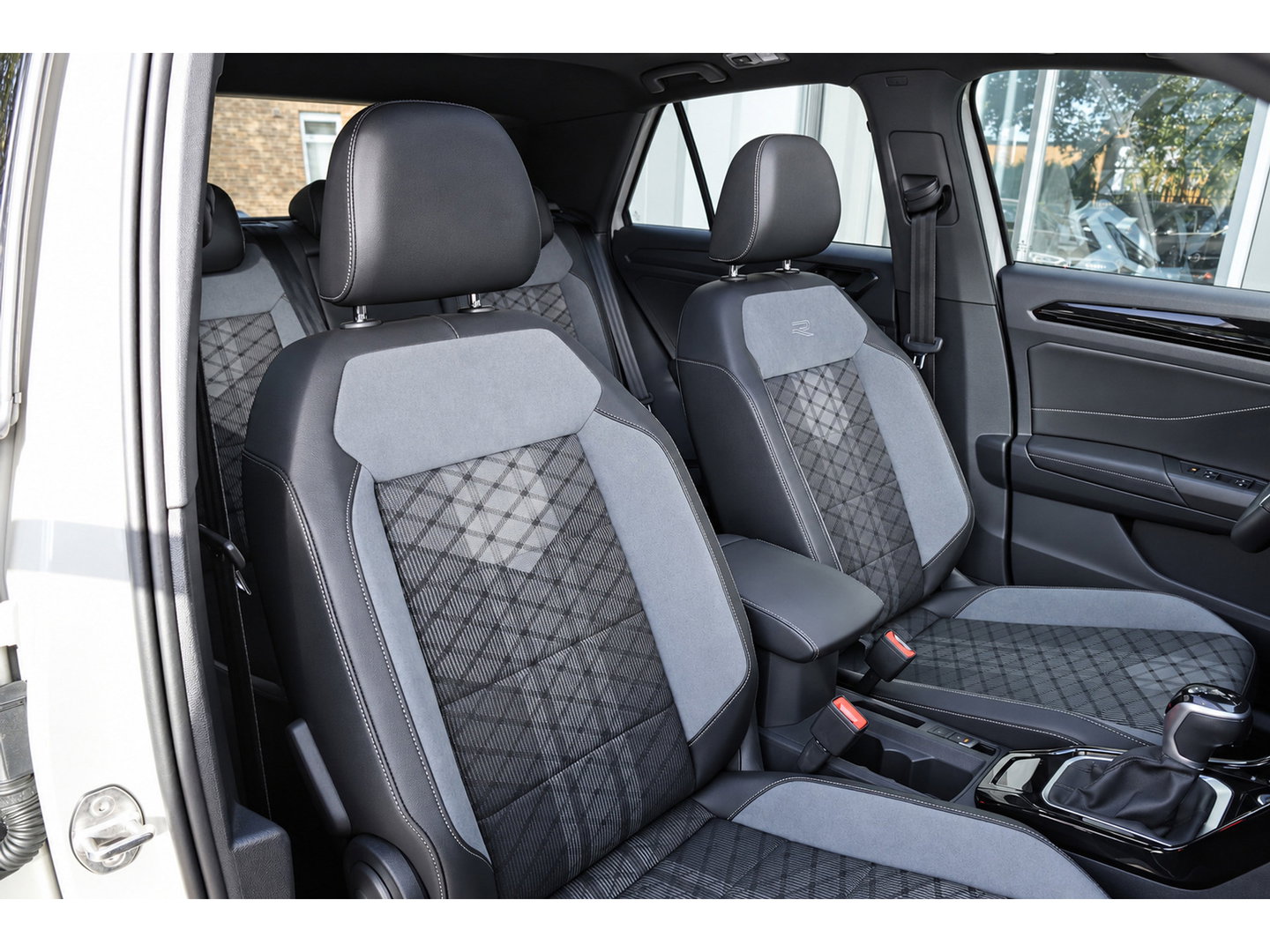 Volkswagen T-Roc 1.5 TSI R-Line Business+ PANO IQ.LIGHT ACC VOL