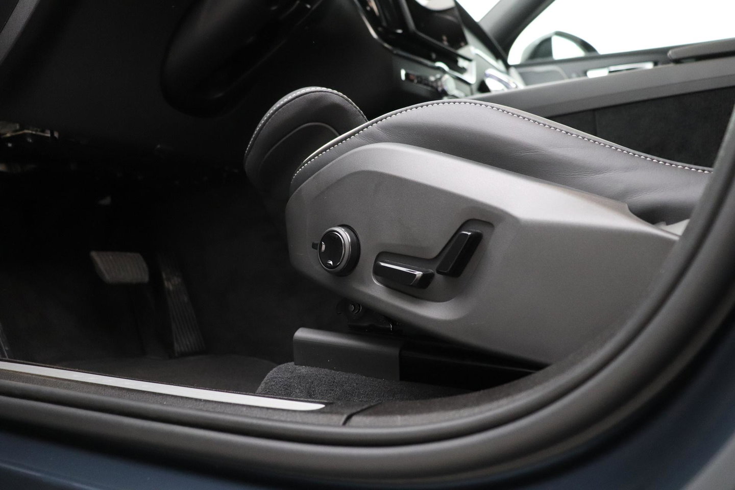 Volvo XC60 T8 Plus Black Edition | Harman/Kardon | Pilot Assist | 360° Camera | Stoel+Stuurverwarming | Keyless | 21 Inch