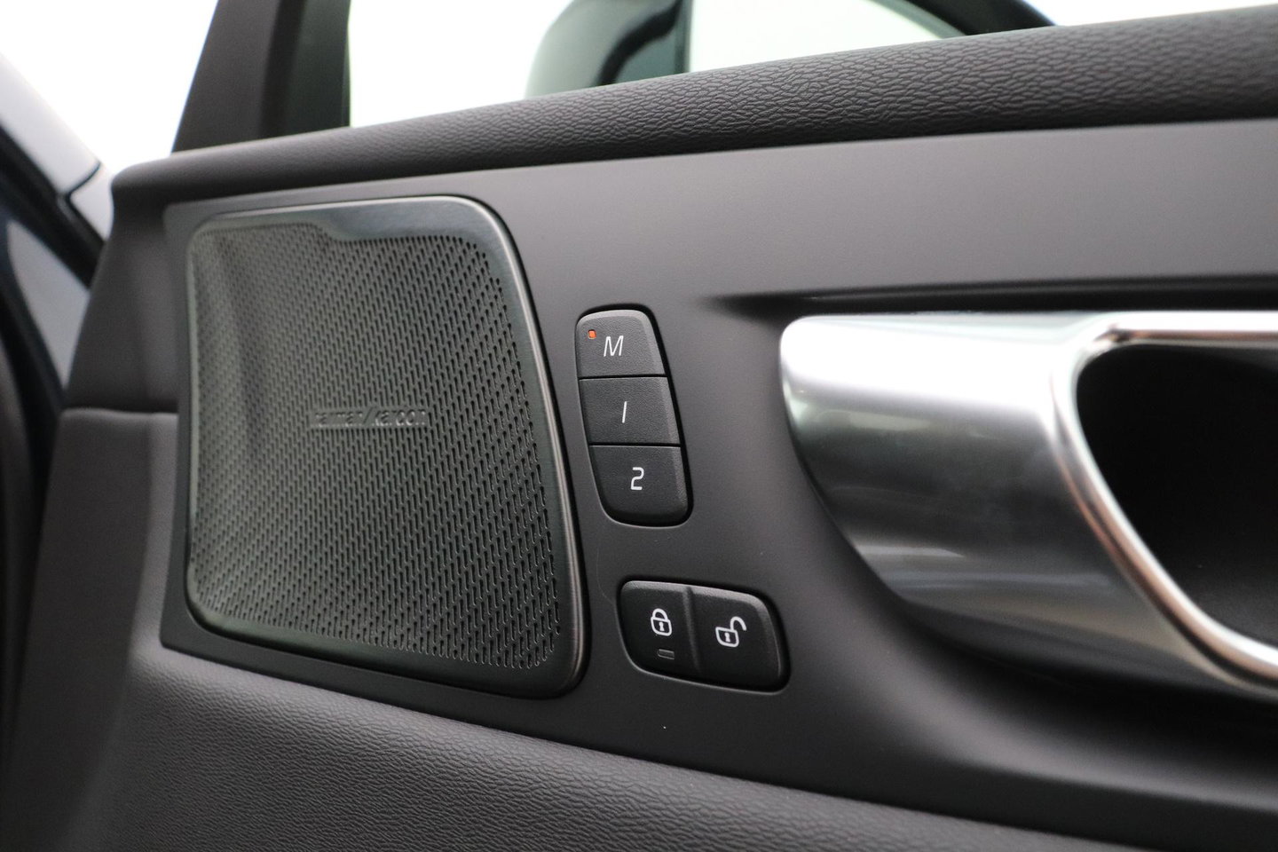 Volvo XC60 T8 Plus Black Edition | Harman/Kardon | Pilot Assist | 360° Camera | Stoel+Stuurverwarming | Keyless | 21 Inch