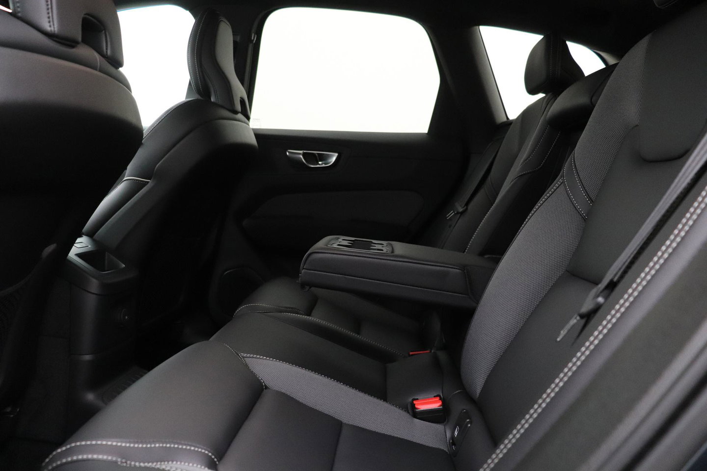 Volvo XC60 T8 Plus Black Edition | Harman/Kardon | Pilot Assist | 360° Camera | Stoel+Stuurverwarming | Keyless | 21 Inch