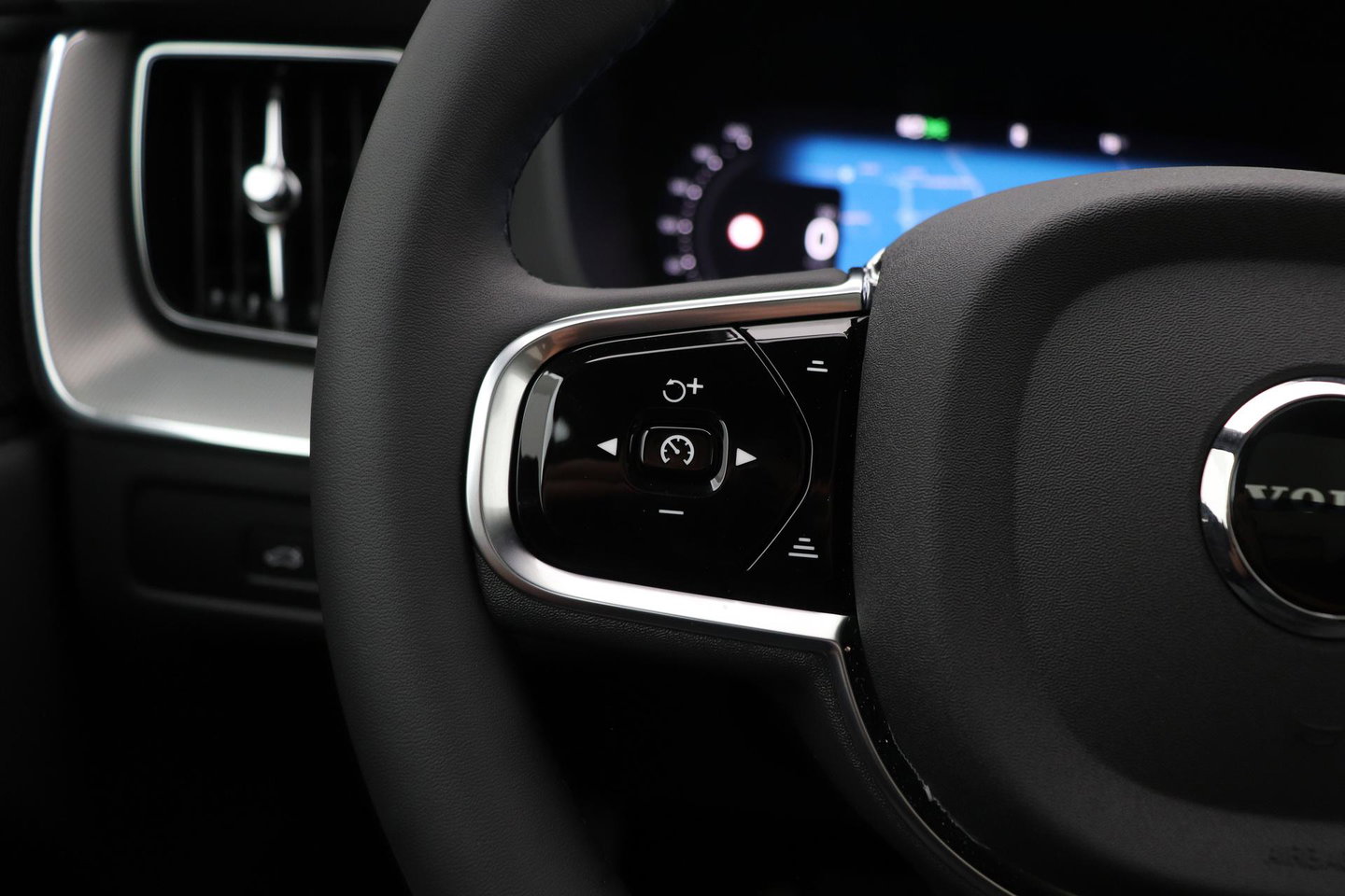 Volvo XC60 T6 Plus Black Edition | Harman/Kardon | Pilot Assist | Panoramadak | 360° Camera | Head-Up | Stoel+Stuurverwarming | 21 Inch