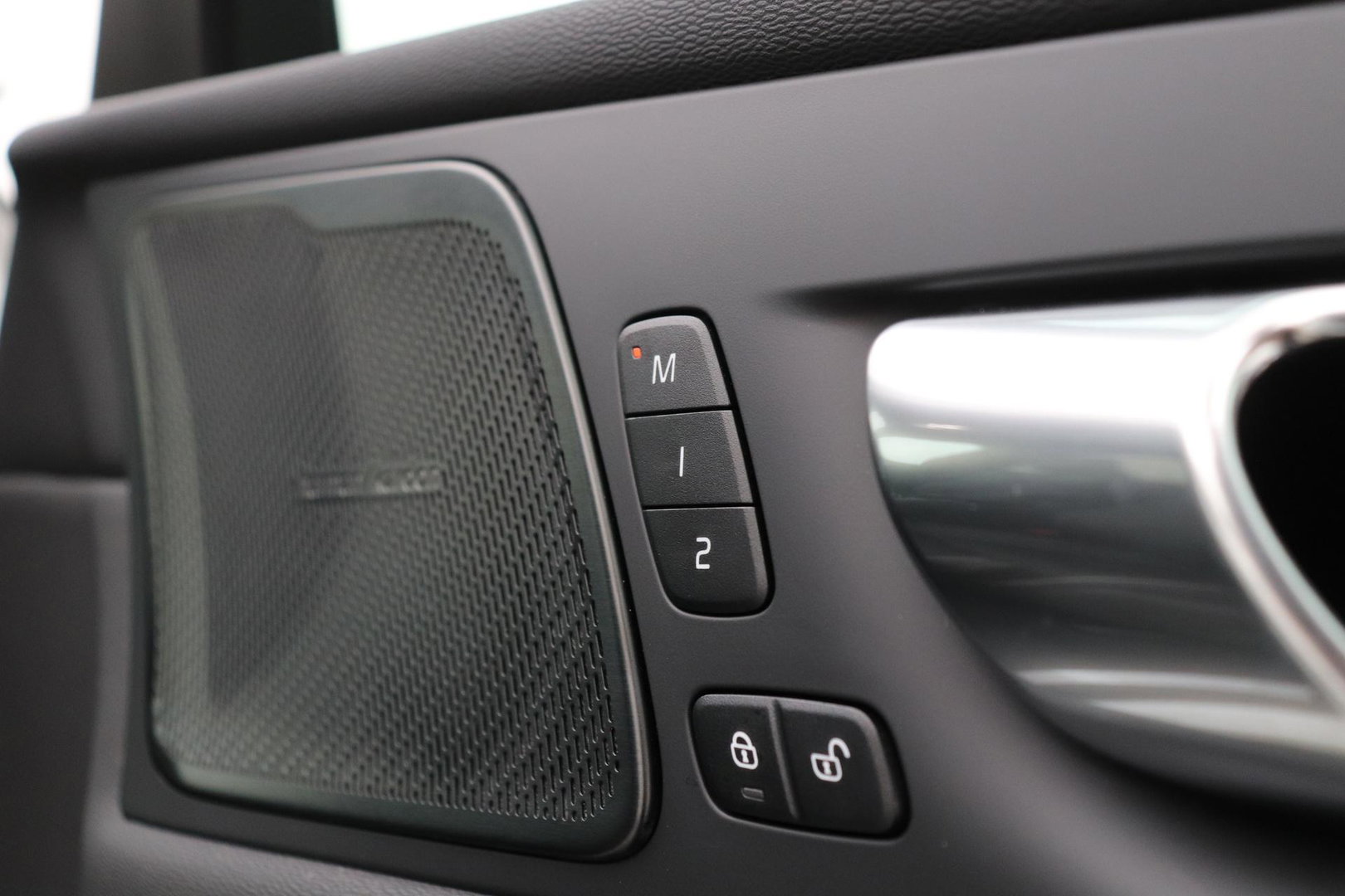 Volvo XC60 T6 Plus Black Edition | Harman/Kardon | Pilot Assist | Panoramadak | 360° Camera | Head-Up | Stoel+Stuurverwarming | 21 Inch