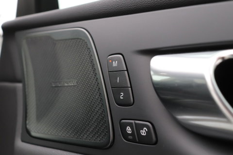 Volvo XC60 T6 Plus Black Edition | Harman/Kardon | Pilot Assist | Panoramadak | 360° Camera | Head-Up | Stoel+Stuurverwarming | 21 Inch