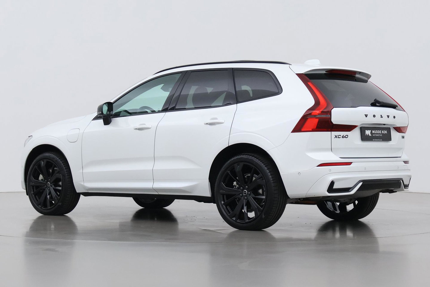 Volvo XC60 T6 Plus Black Edition | Harman/Kardon | Pilot Assist | Panoramadak | 360° Camera | Head-Up | Stoel+Stuurverwarming | 21 Inch