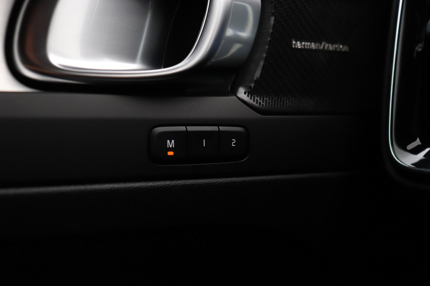 Volvo XC40 2.0 B3 Plus Black Edition | Harman/Kardon | BLIS | 360° Camera | Pilot Assist | Stoel+Stuurverwarming | Memory | ACC | 20 Inch