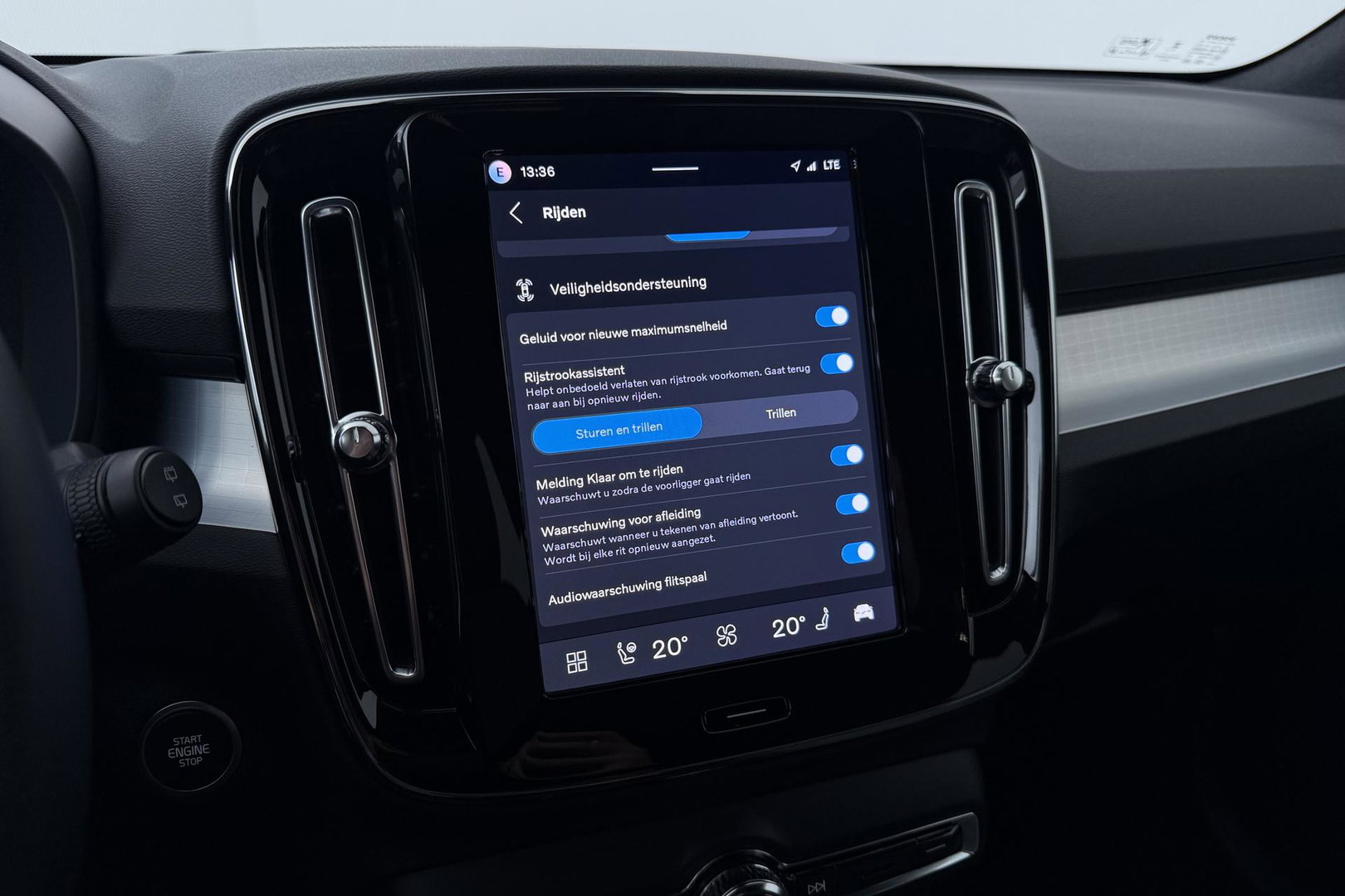 Volvo XC40 2.0 B3 Plus Black Edition | Harman/Kardon | BLIS | 360° Camera | Pilot Assist | Stoel+Stuurverwarming | Memory | ACC | 20 Inch