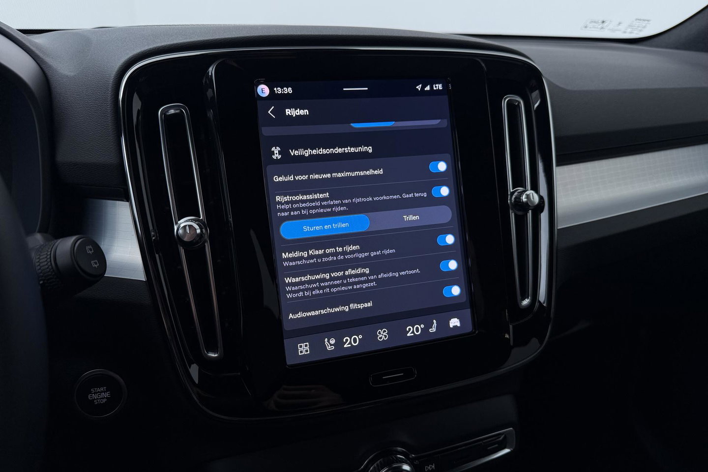 Volvo XC40 2.0 B3 Plus Black Edition | Harman/Kardon | BLIS | 360° Camera | Pilot Assist | Stoel+Stuurverwarming | Memory | ACC | 20 Inch