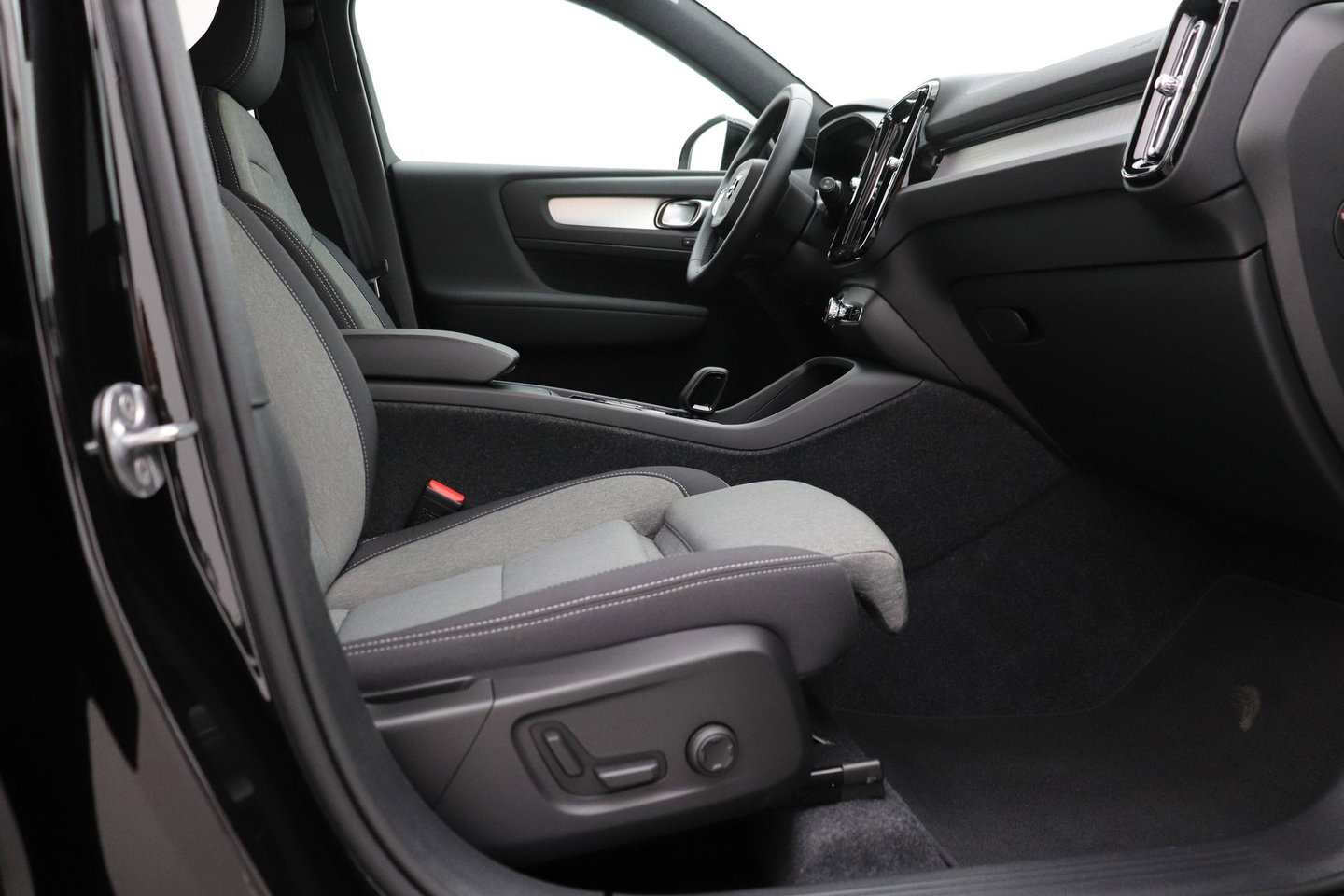 Volvo XC40 2.0 B3 Plus Black Edition | Harman/Kardon | BLIS | 360° Camera | Pilot Assist | Stoel+Stuurverwarming | Memory | ACC | 20 Inch