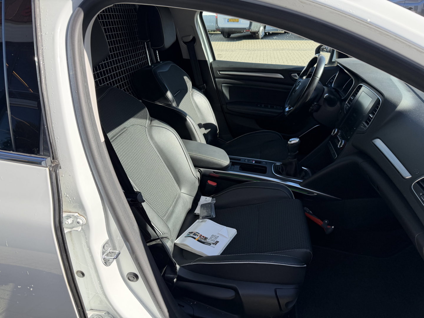 Renault Mégane 1.3 TCE Bose benzine grijs kenteken / vaste prijs rijklaar € 10.950 ex btw / euro 6 / lease vanaf € 185 / bpm vrij / trekhaak / airco / cruise contol !