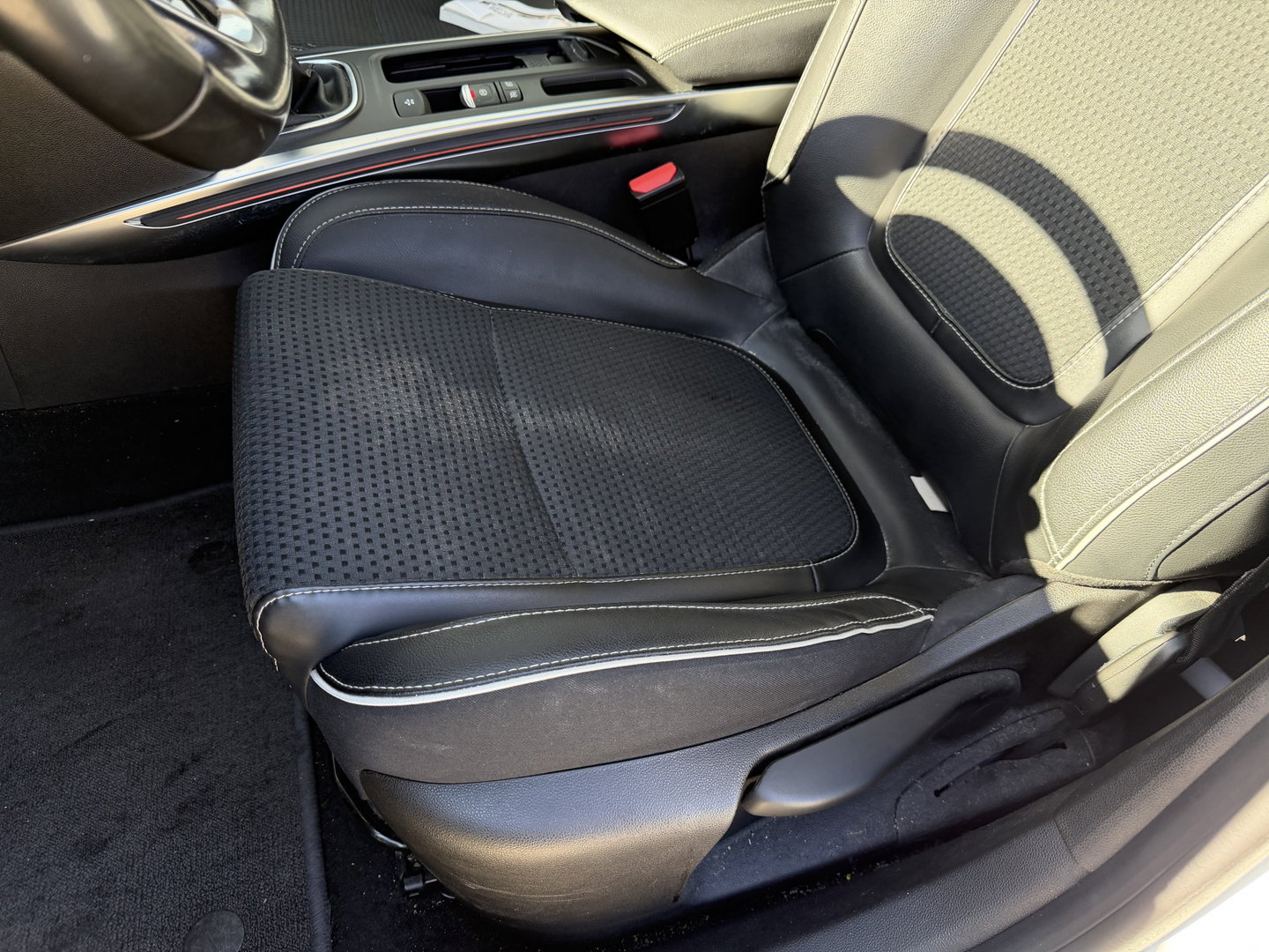 Renault Mégane 1.3 TCE Bose benzine grijs kenteken / vaste prijs rijklaar € 10.950 ex btw / euro 6 / lease vanaf € 185 / bpm vrij / trekhaak / airco / cruise contol !