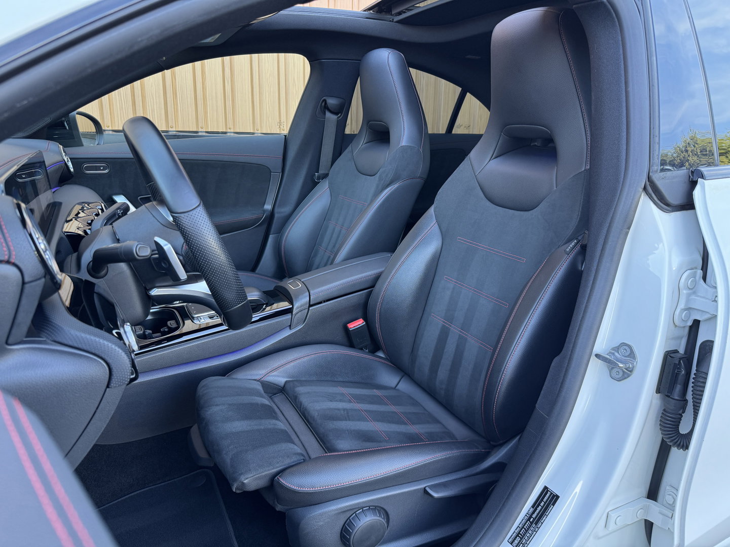 Mercedes-Benz CLA-Klasse 200 Premium Plus AMG | Panoramadak | Sfeerverlichting | Multibeam Led | 19" Lichtmetaal | Camera | Stoelverwarming | Lane Assist | Dodehoeksensor |