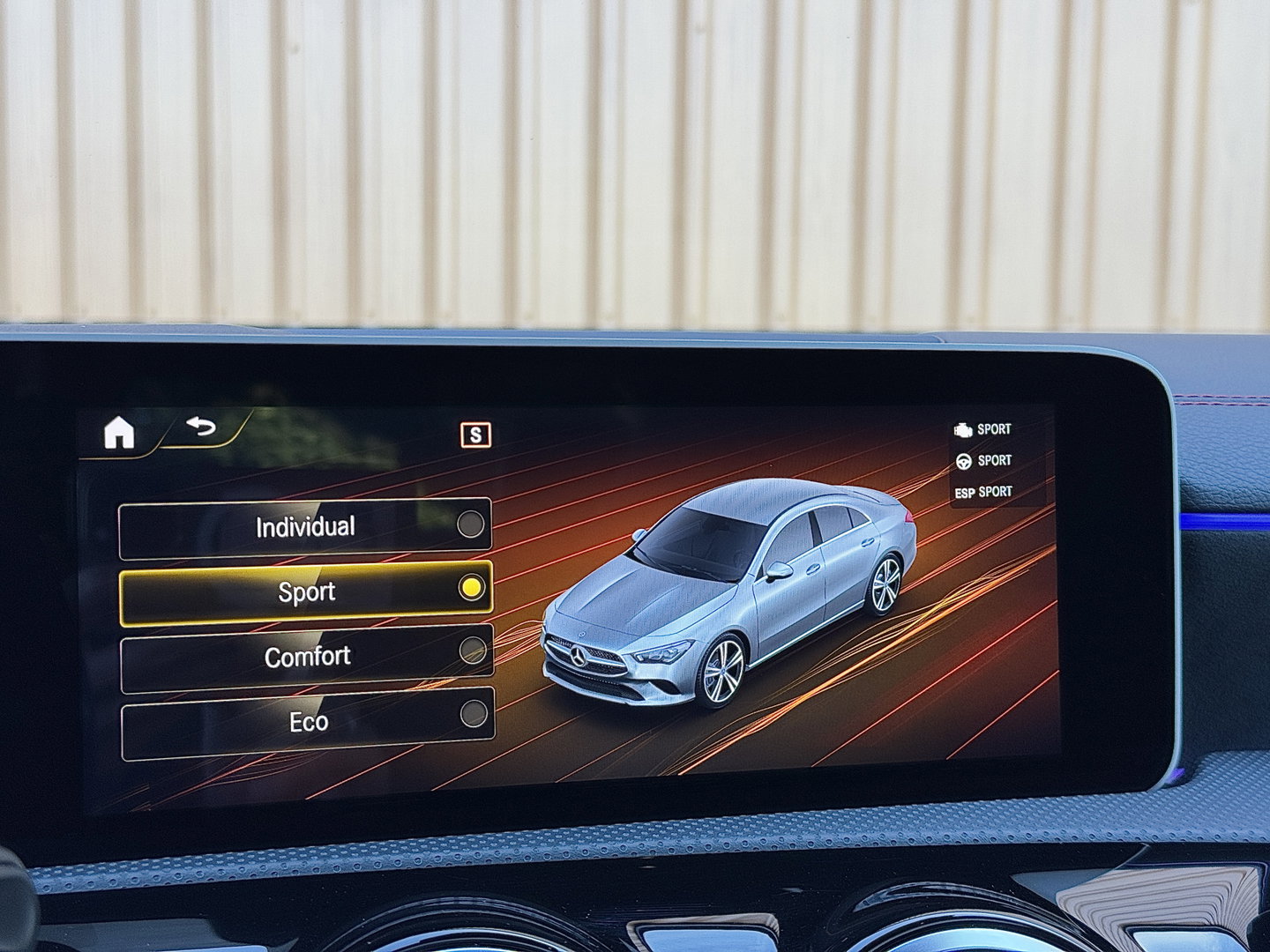 Mercedes-Benz CLA-Klasse 200 Premium Plus AMG | Panoramadak | Sfeerverlichting | Multibeam Led | 19" Lichtmetaal | Camera | Stoelverwarming | Lane Assist | Dodehoeksensor |