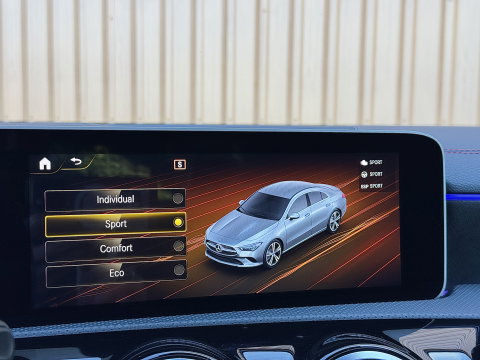 Mercedes-Benz CLA-Klasse 200 Premium Plus AMG | Panoramadak | Sfeerverlichting | Multibeam Led | 19" Lichtmetaal | Camera | Stoelverwarming | Lane Assist | Dodehoeksensor |