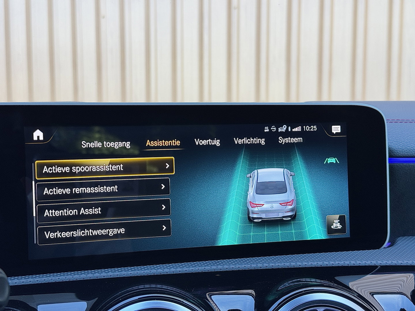 Mercedes-Benz CLA-Klasse 200 Premium Plus AMG | Panoramadak | Sfeerverlichting | Multibeam Led | 19" Lichtmetaal | Camera | Stoelverwarming | Lane Assist | Dodehoeksensor |