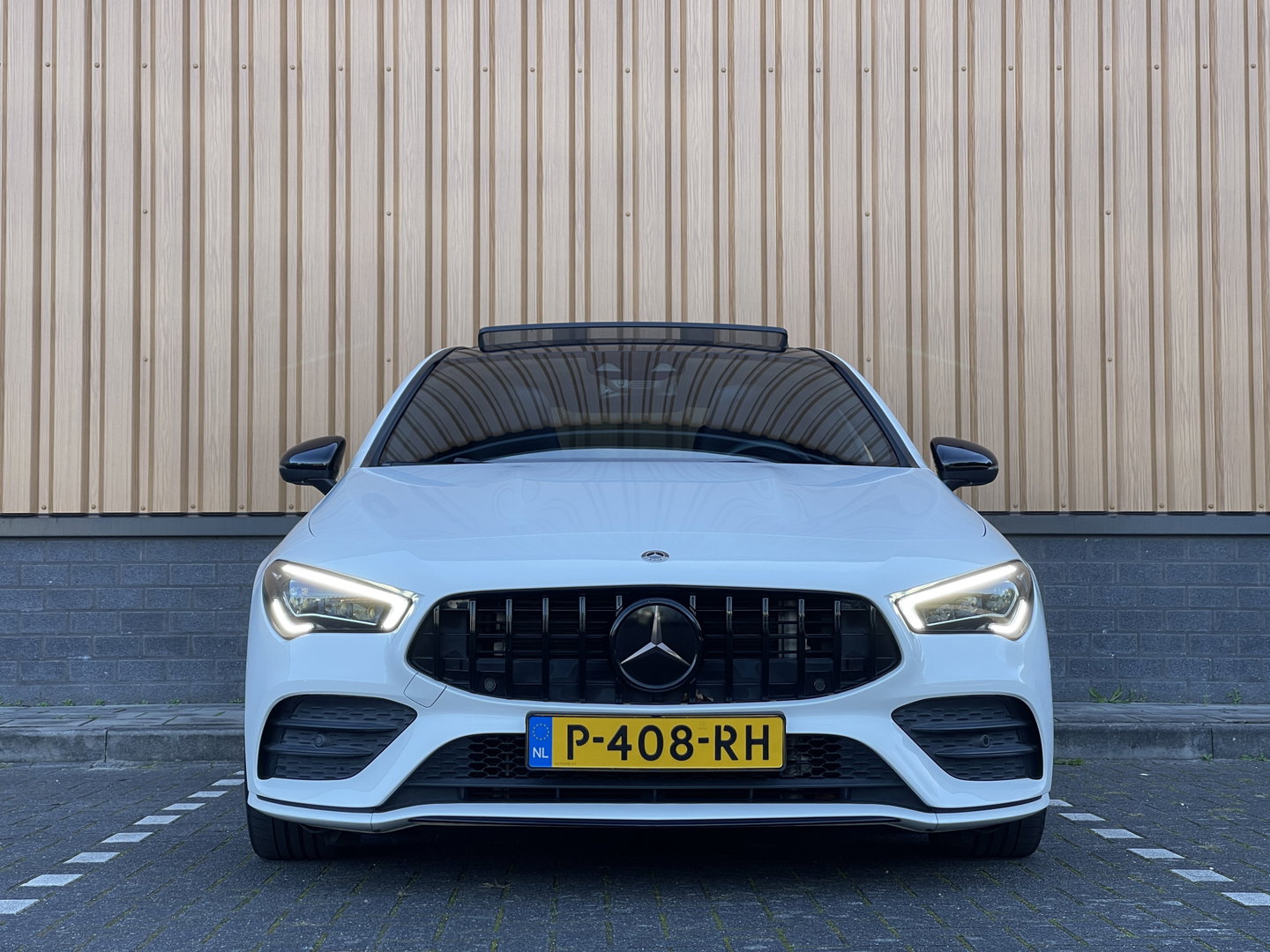 Mercedes-Benz CLA-Klasse 200 Premium Plus AMG | Panoramadak | Sfeerverlichting | Multibeam Led | 19" Lichtmetaal | Camera | Stoelverwarming | Lane Assist | Dodehoeksensor |