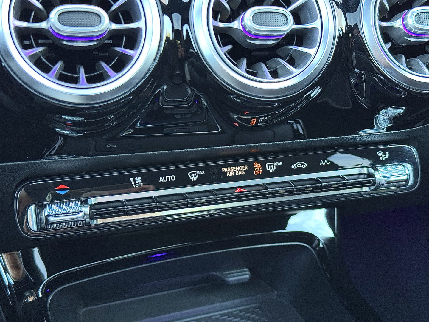 Mercedes-Benz CLA-Klasse 200 Premium Plus AMG | Panoramadak | Sfeerverlichting | Multibeam Led | 19" Lichtmetaal | Camera | Stoelverwarming | Lane Assist | Dodehoeksensor |