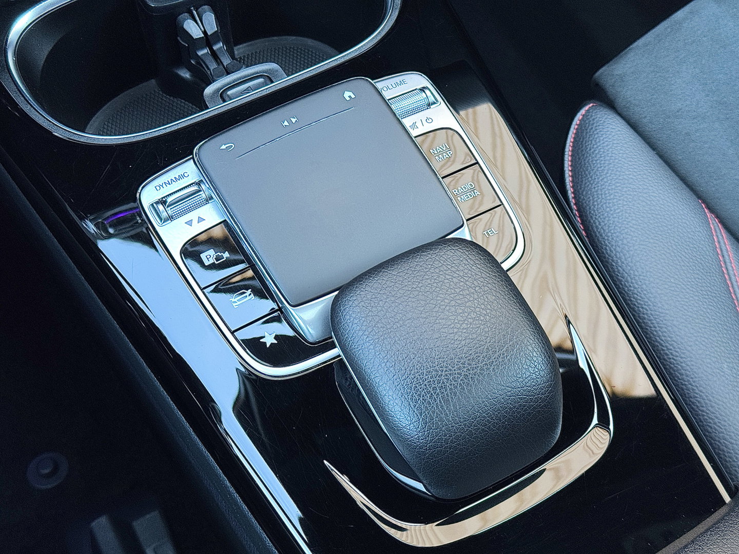 Mercedes-Benz CLA-Klasse 200 Premium Plus AMG | Panoramadak | Sfeerverlichting | Multibeam Led | 19" Lichtmetaal | Camera | Stoelverwarming | Lane Assist | Dodehoeksensor |