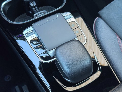 Mercedes-Benz CLA-Klasse 200 Premium Plus AMG | Panoramadak | Sfeerverlichting | Multibeam Led | 19" Lichtmetaal | Camera | Stoelverwarming | Lane Assist | Dodehoeksensor |