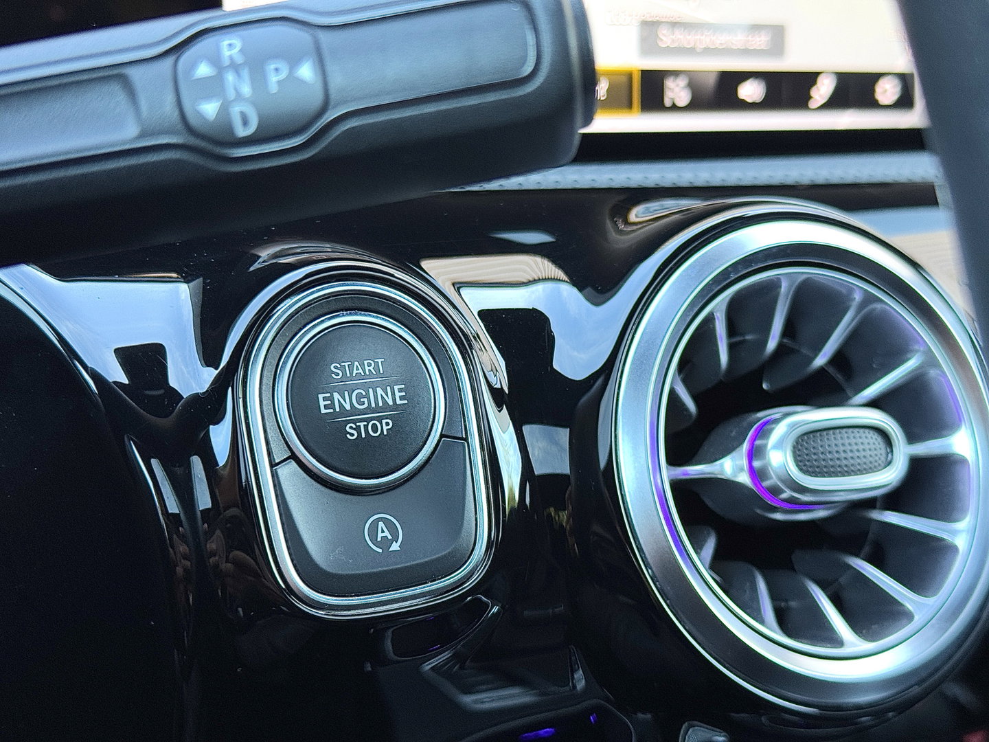 Mercedes-Benz CLA-Klasse 200 Premium Plus AMG | Panoramadak | Sfeerverlichting | Multibeam Led | 19" Lichtmetaal | Camera | Stoelverwarming | Lane Assist | Dodehoeksensor |