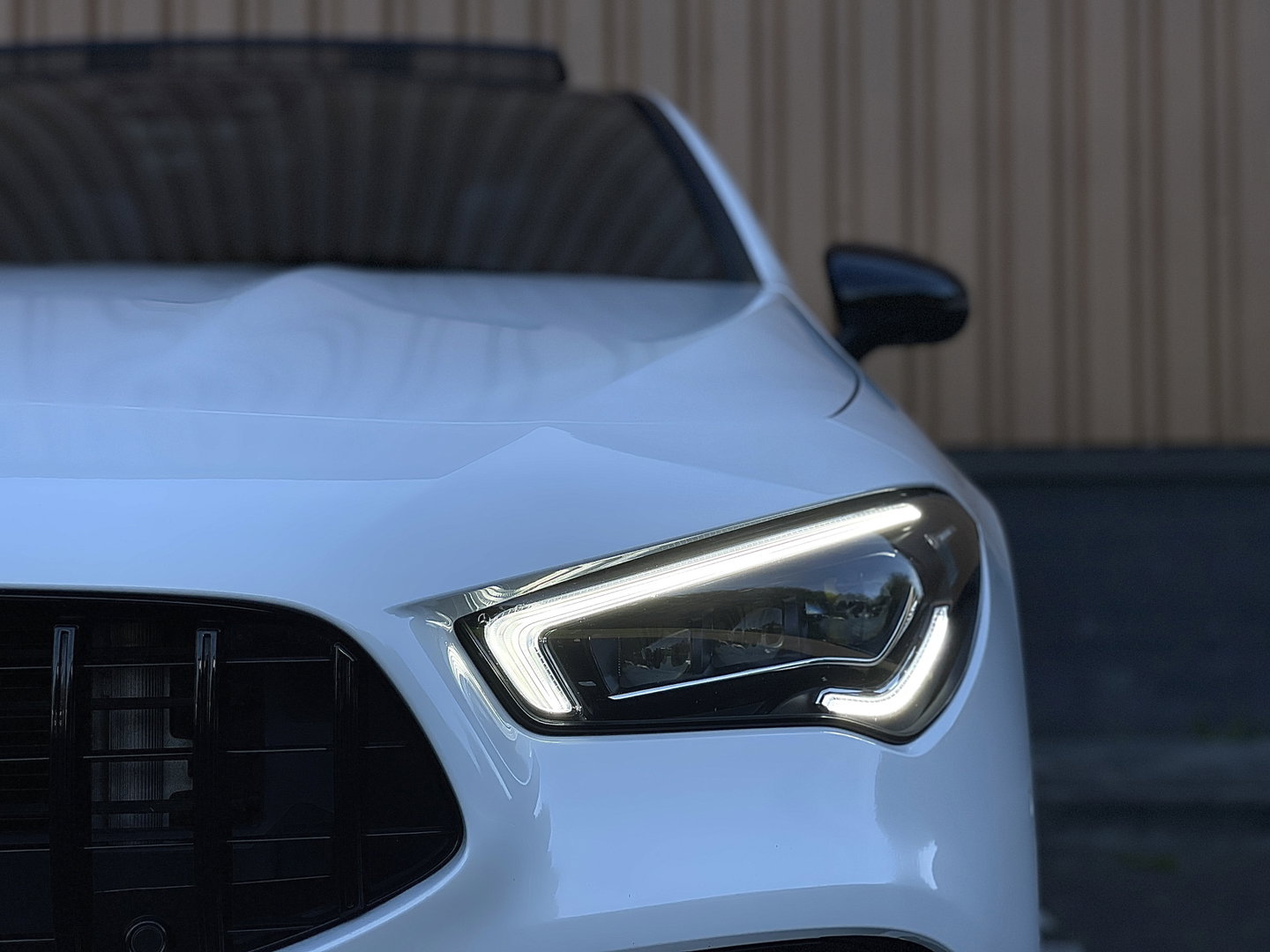 Mercedes-Benz CLA-Klasse 200 Premium Plus AMG | Panoramadak | Sfeerverlichting | Multibeam Led | 19" Lichtmetaal | Camera | Stoelverwarming | Lane Assist | Dodehoeksensor |