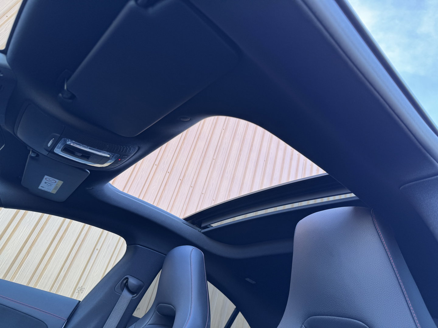 Mercedes-Benz CLA-Klasse 200 Premium Plus AMG | Panoramadak | Sfeerverlichting | Multibeam Led | 19" Lichtmetaal | Camera | Stoelverwarming | Lane Assist | Dodehoeksensor |