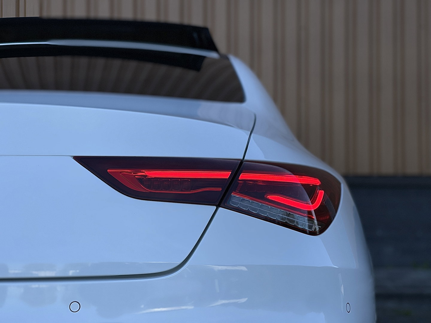 Mercedes-Benz CLA-Klasse 200 Premium Plus AMG | Panoramadak | Sfeerverlichting | Multibeam Led | 19" Lichtmetaal | Camera | Stoelverwarming | Lane Assist | Dodehoeksensor |