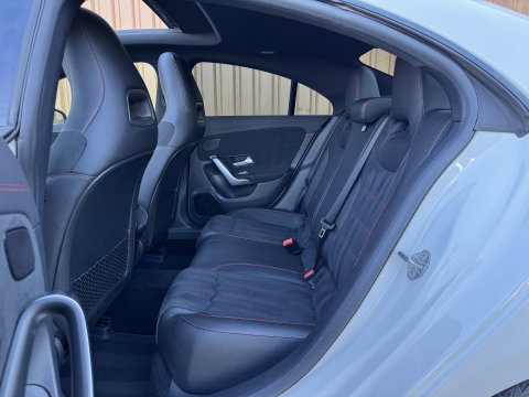 Mercedes-Benz CLA-Klasse 200 Premium Plus AMG | Panoramadak | Sfeerverlichting | Multibeam Led | 19" Lichtmetaal | Camera | Stoelverwarming | Lane Assist | Dodehoeksensor |
