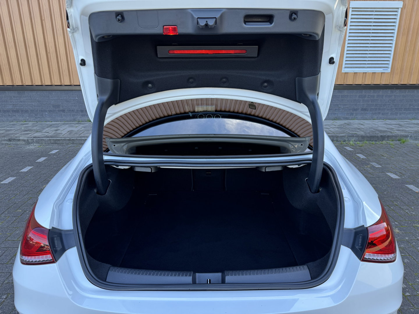 Mercedes-Benz CLA-Klasse 200 Premium Plus AMG | Panoramadak | Sfeerverlichting | Multibeam Led | 19" Lichtmetaal | Camera | Stoelverwarming | Lane Assist | Dodehoeksensor |