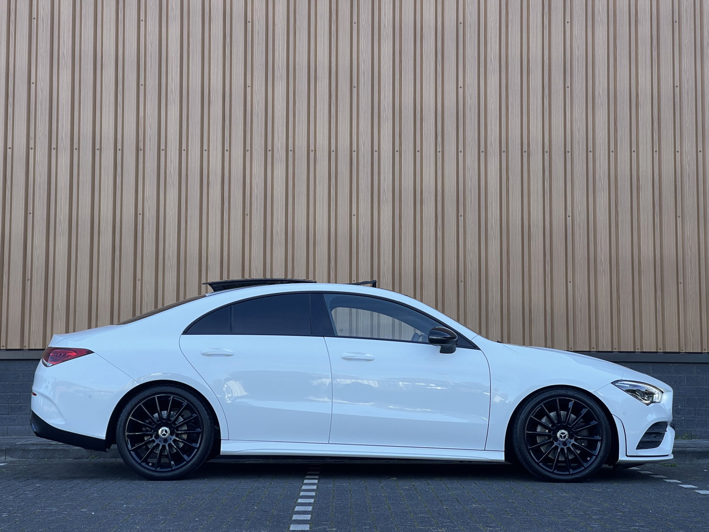 Mercedes-Benz CLA-Klasse 200 Premium Plus AMG | Panoramadak | Sfeerverlichting | Multibeam Led | 19" Lichtmetaal | Camera | Stoelverwarming | Lane Assist | Dodehoeksensor |