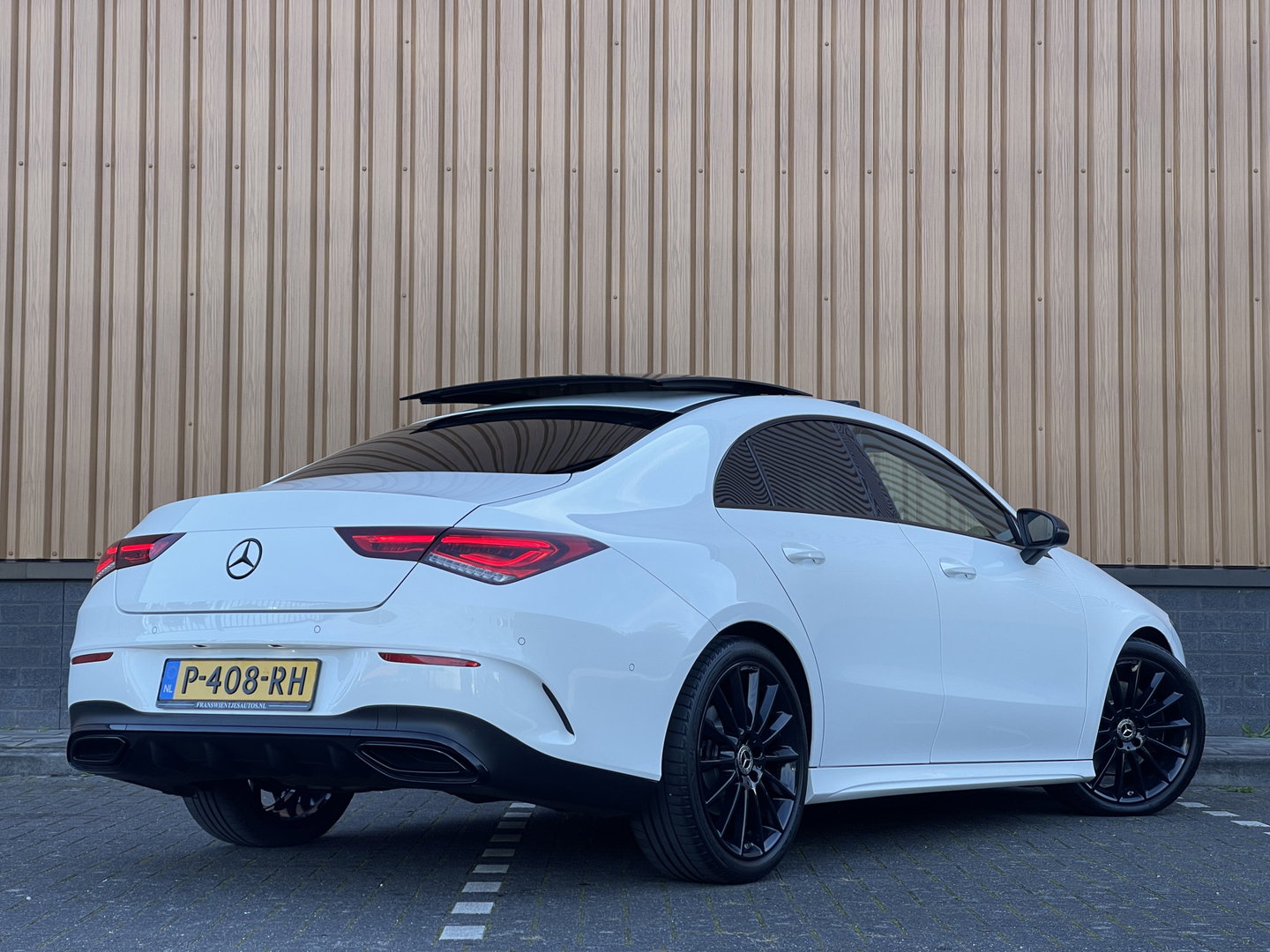 Mercedes-Benz CLA-Klasse 200 Premium Plus AMG | Panoramadak | Sfeerverlichting | Multibeam Led | 19" Lichtmetaal | Camera | Stoelverwarming | Lane Assist | Dodehoeksensor |