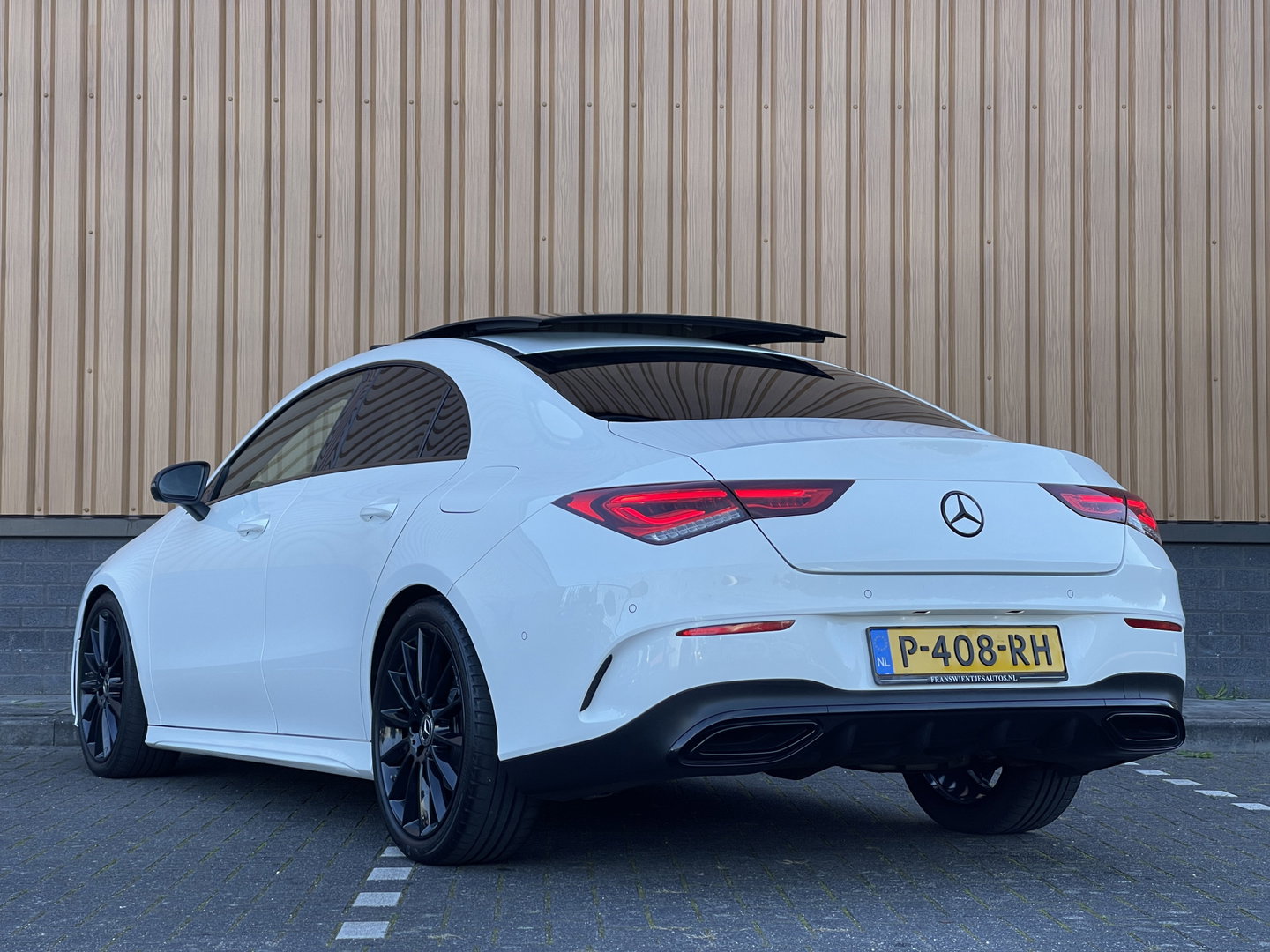 Mercedes-Benz CLA-Klasse 200 Premium Plus AMG | Panoramadak | Sfeerverlichting | Multibeam Led | 19" Lichtmetaal | Camera | Stoelverwarming | Lane Assist | Dodehoeksensor |
