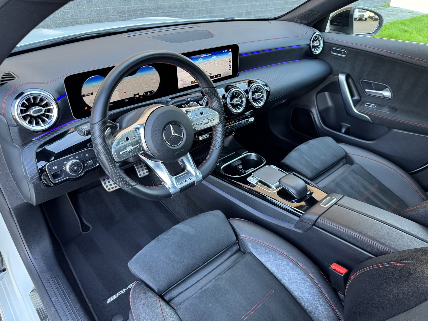 Mercedes-Benz CLA-Klasse 200 Premium Plus AMG | Panoramadak | Sfeerverlichting | Multibeam Led | 19" Lichtmetaal | Camera | Stoelverwarming | Lane Assist | Dodehoeksensor |