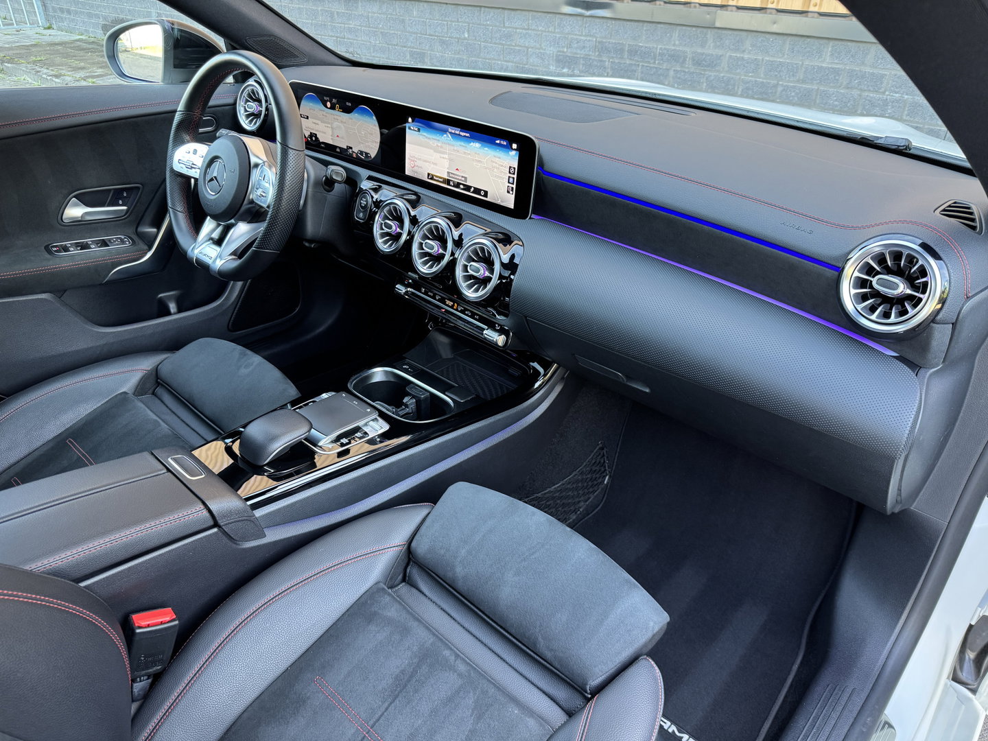Mercedes-Benz CLA-Klasse 200 Premium Plus AMG | Panoramadak | Sfeerverlichting | Multibeam Led | 19" Lichtmetaal | Camera | Stoelverwarming | Lane Assist | Dodehoeksensor |