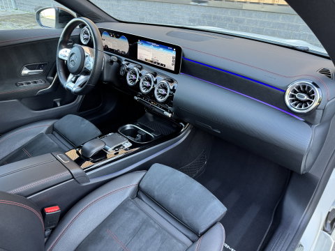 Mercedes-Benz CLA-Klasse 200 Premium Plus AMG | Panoramadak | Sfeerverlichting | Multibeam Led | 19" Lichtmetaal | Camera | Stoelverwarming | Lane Assist | Dodehoeksensor |