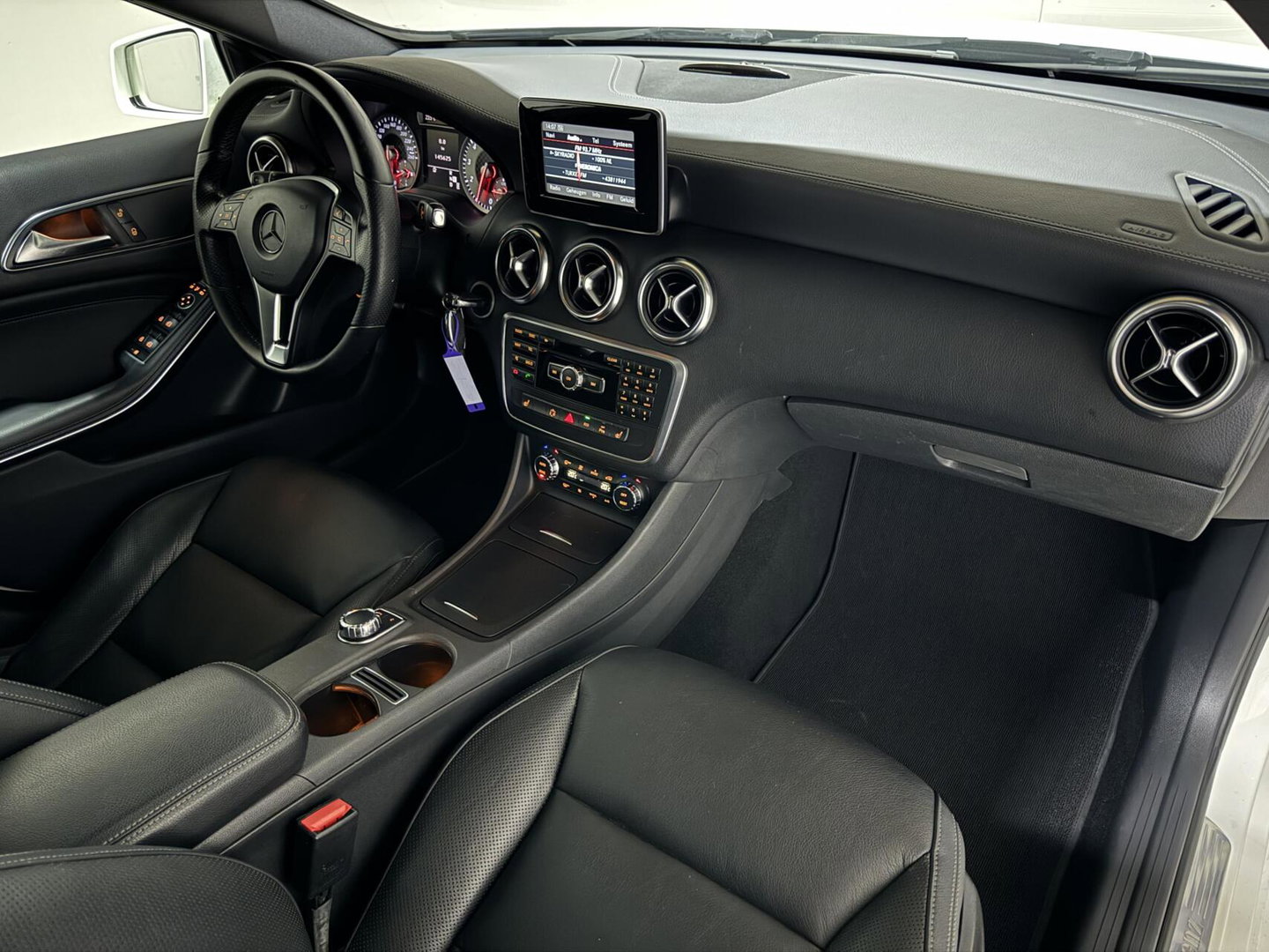 Mercedes-Benz A-Klasse 200 AMG Pano Leer H/K Camera NAP