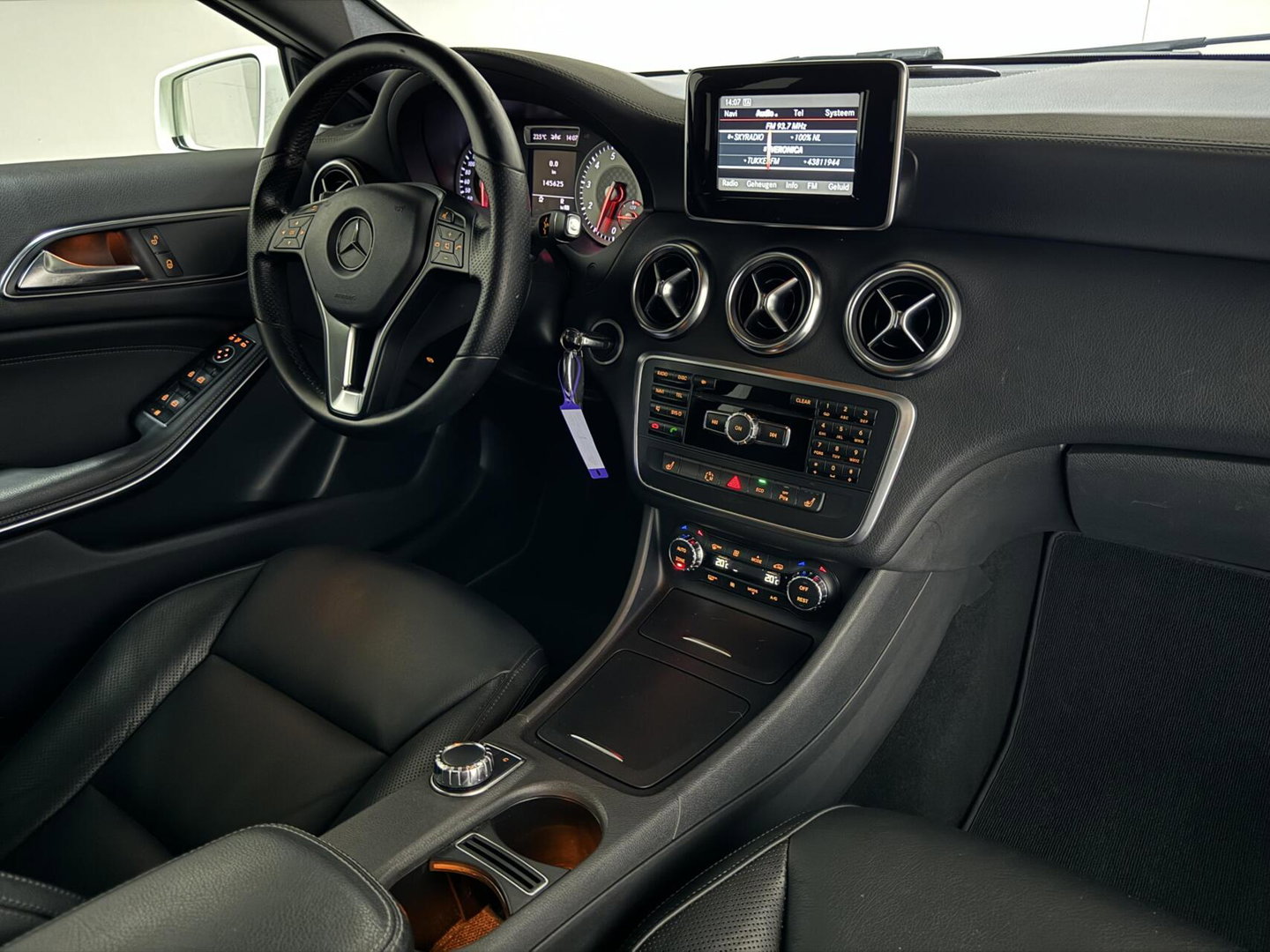 Mercedes-Benz A-Klasse 200 AMG Pano Leer H/K Camera NAP