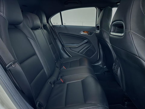Mercedes-Benz A-Klasse 200 AMG Pano Leer H/K Camera NAP